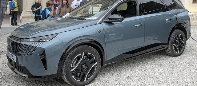 Temsili fotoğraf: Peugeot e-5008, 7 koltuklu SUV.