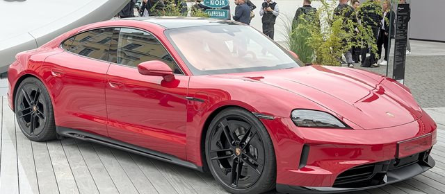 Temsili fotoğraf: Porsche Taycan, Sedan.